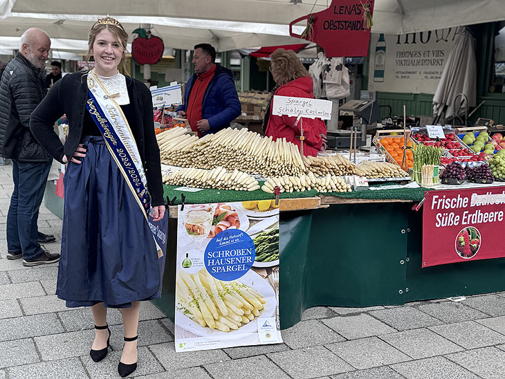 Der Spargel ist wieder das: Schrobenhausener Spargelkönigin Natalie I. nach dem Anstich auf dem Viktualienmarkt am 10.04.2024 (©Foto:Martin Schmitz)